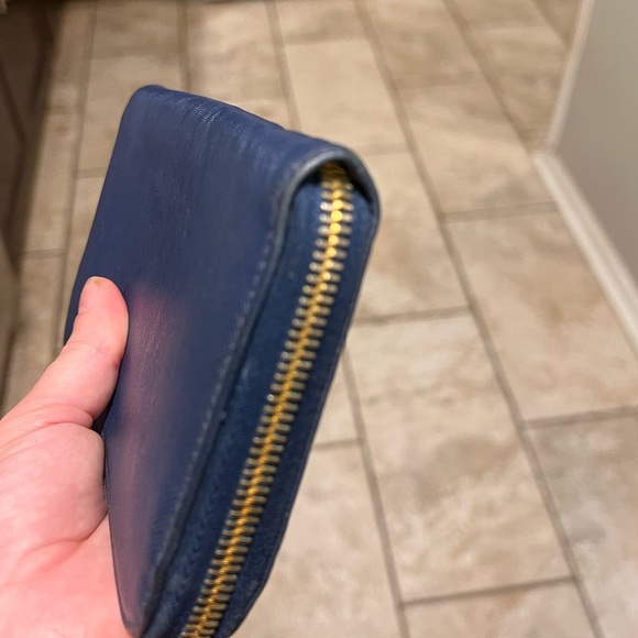 Pre-loved Authentic Prada Zip Wallet - Picture 9 of 12